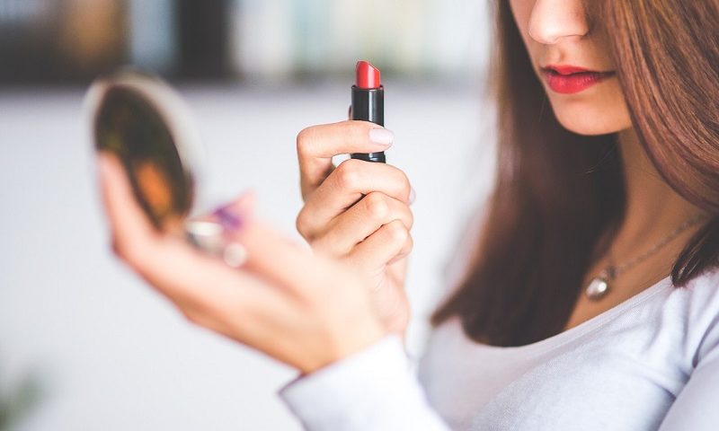 Make-up mit Lippenstift