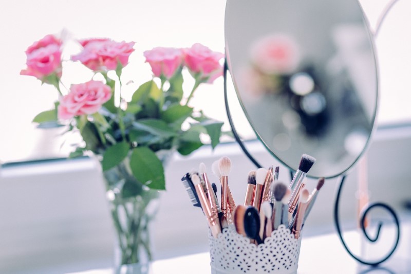 Verwenden Sie den richtigen Spiegel für das Auftragen von Make-up 